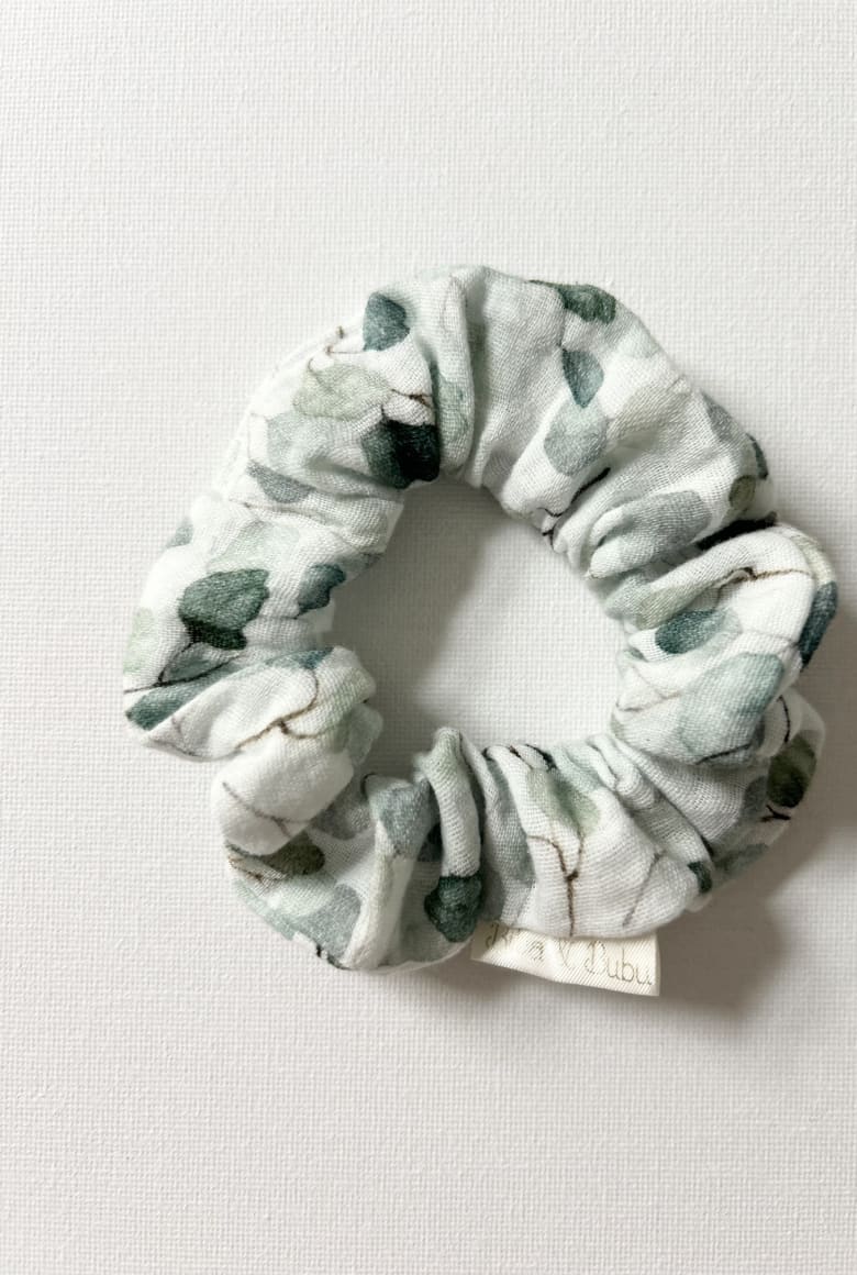 Slika izdelka ELASTIKA ZA LASE (SCRUNCHIE) - EVKALIPTUSOVI LISTI