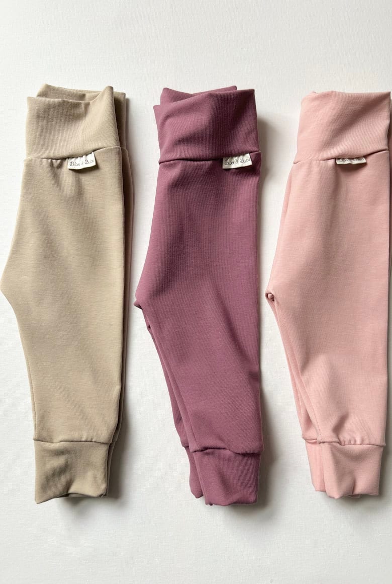 Slika izdelka KOMPLET TREH HLAČ ZA DOJENČKE - bež, lila roza