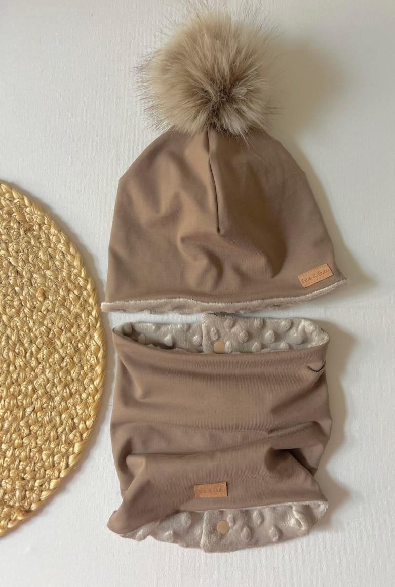 Slika izdelka KAPA S COFOM IN ŠAL CEVKA NA GUMBE - enobarven podložen