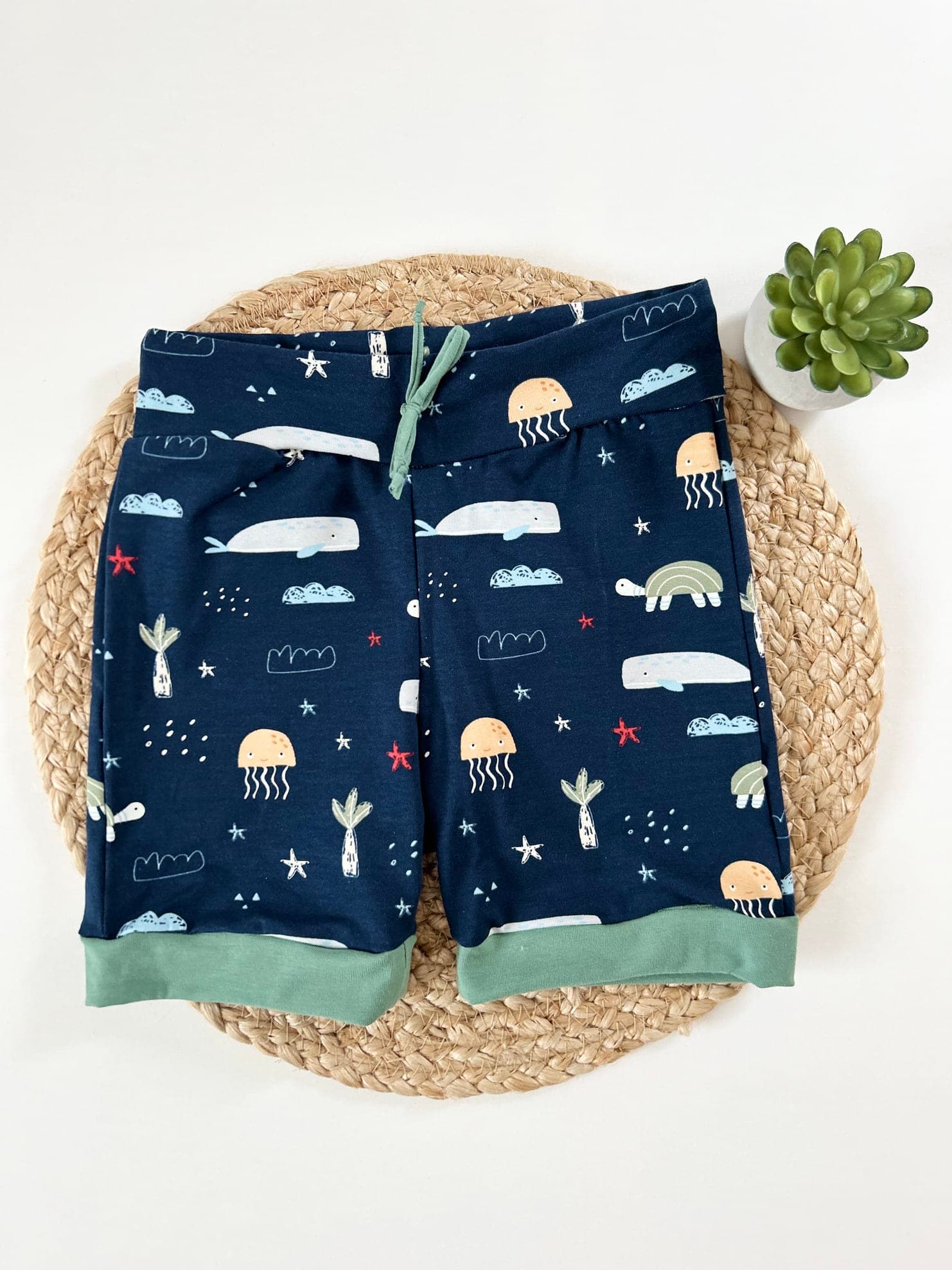 KRATKE HLAČE Z ŽEPOM MORSKI SVET