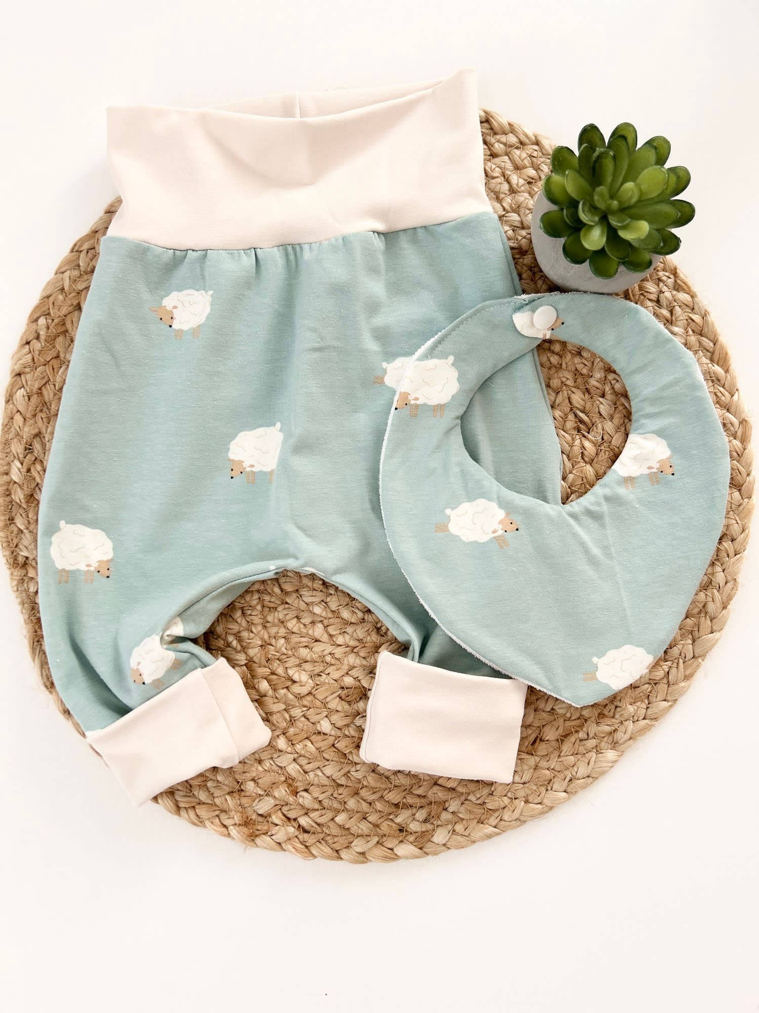 KOMPLET BAGGY HLAČE + NEPREMOČLJI SLINČEK - OVCE NA MODRI BARVI