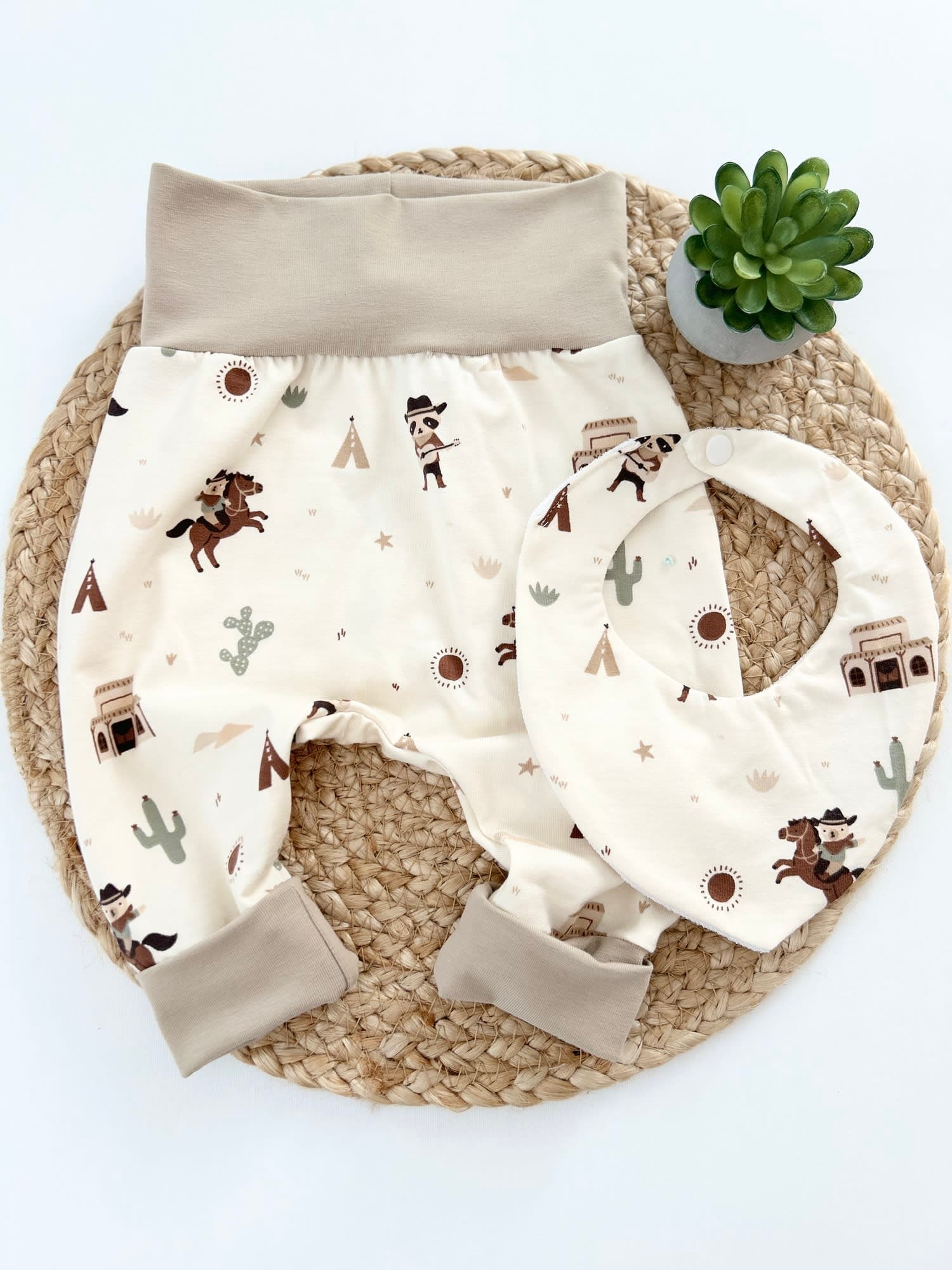 KOMPLET BAGGY HLAČKE + NEPREMOČLJIVI SLINČEK - KAVBOJCI V CREM BARVI