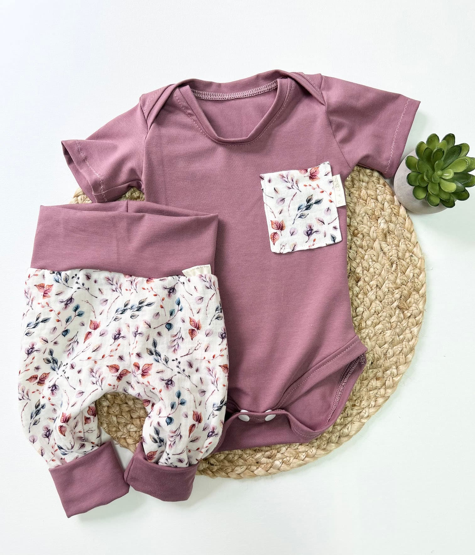 KOMPLET BODY ZA DOJENČKA + HLAČE - LILA LISTKI
