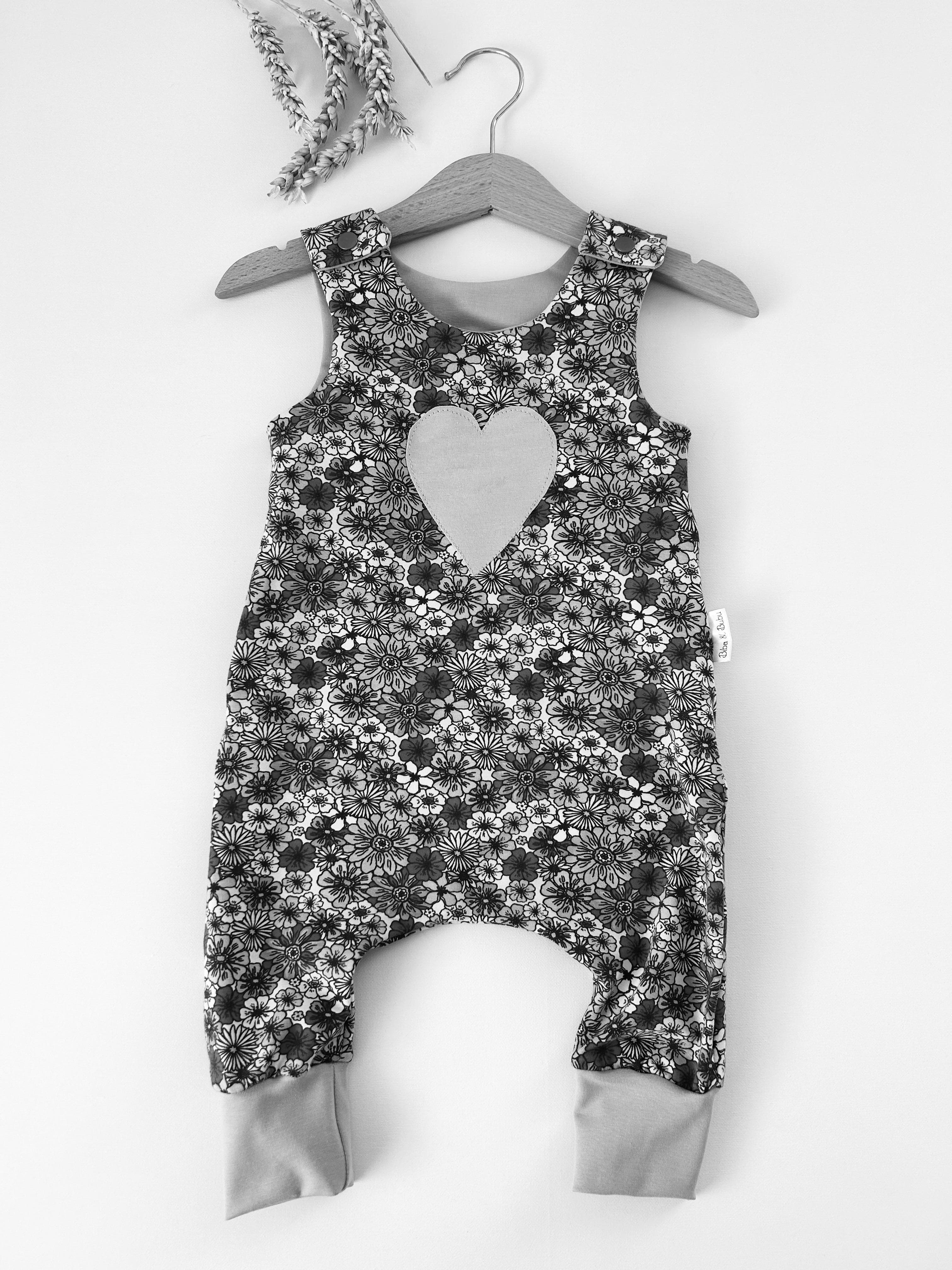 UNIKATEN ROMPER S SRČKOM