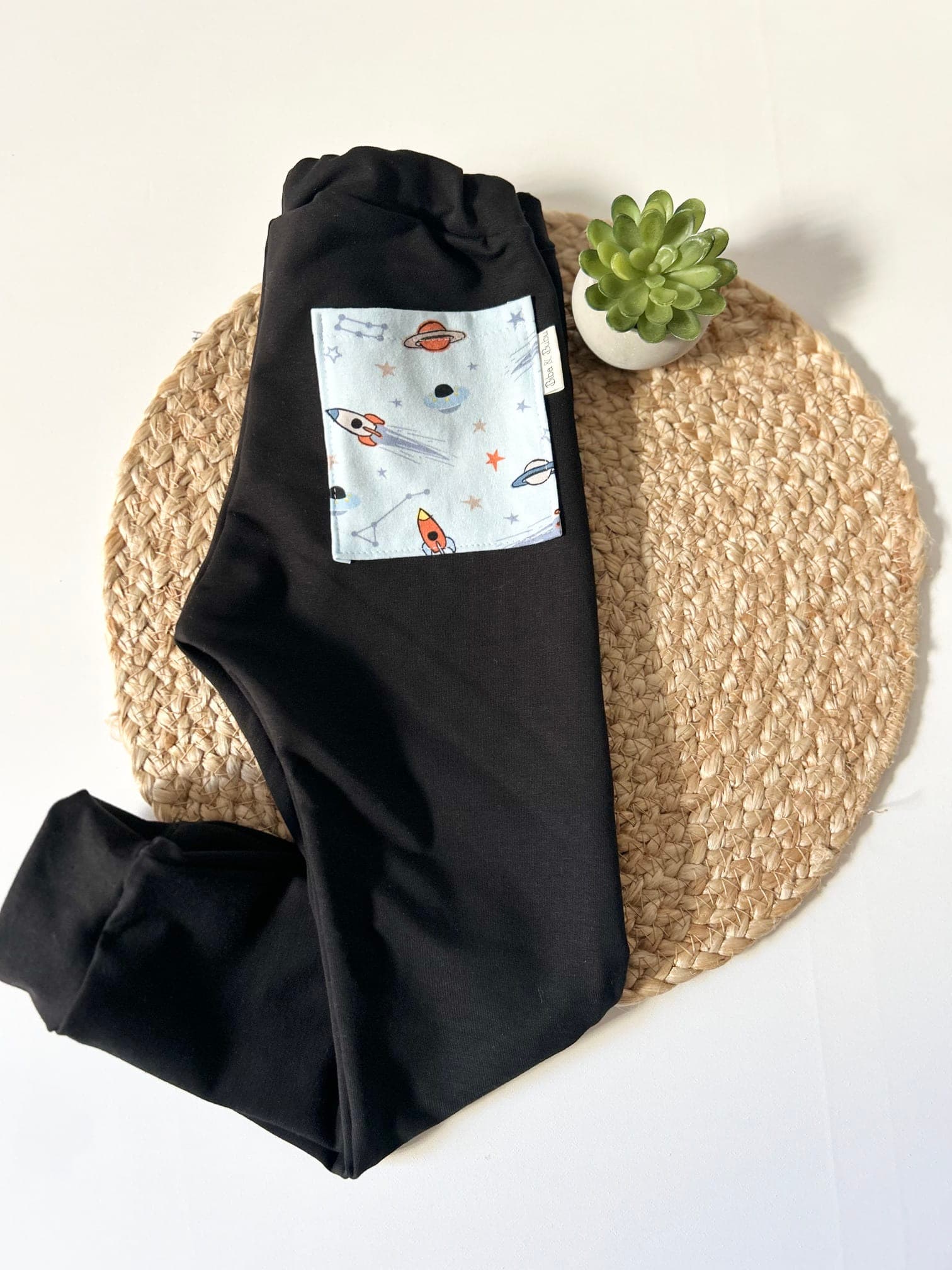 DOLGE HLAČE ZA OTROKE - ČRNE Z MOTIVOM VESOLJA