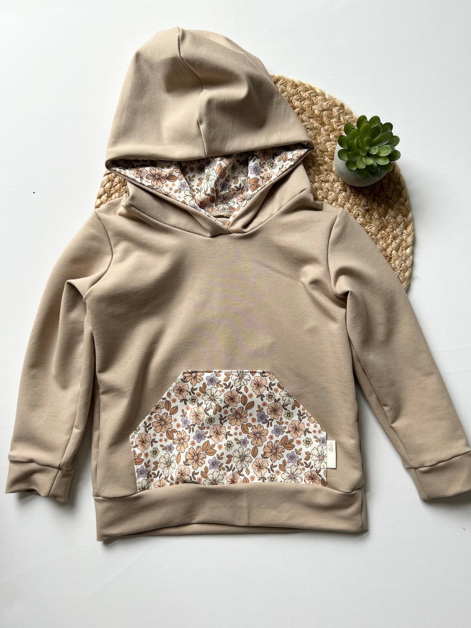 PULOVER S KAPUCO - BEŽ Z ROŽAMI