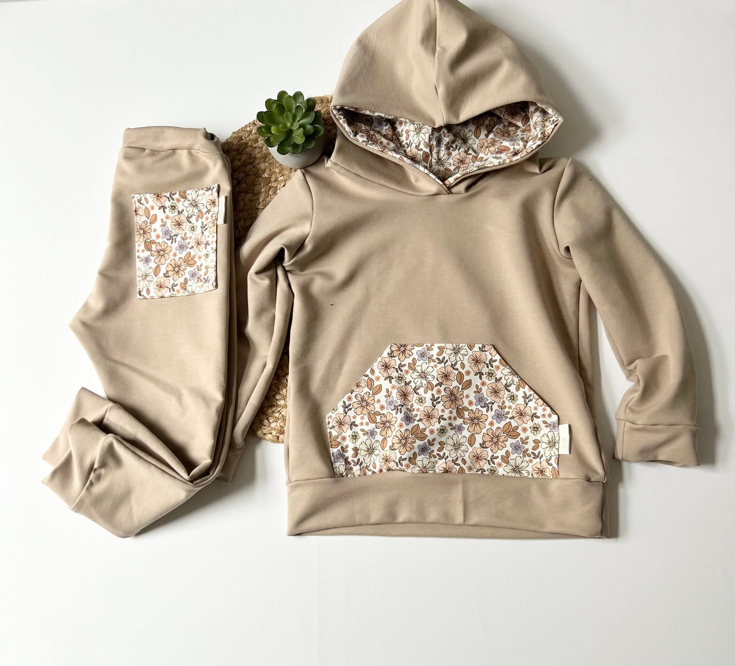 KOMPLET PULOVER S KAPUCO IN HLAČE - BEŽ Z ROŽAMI