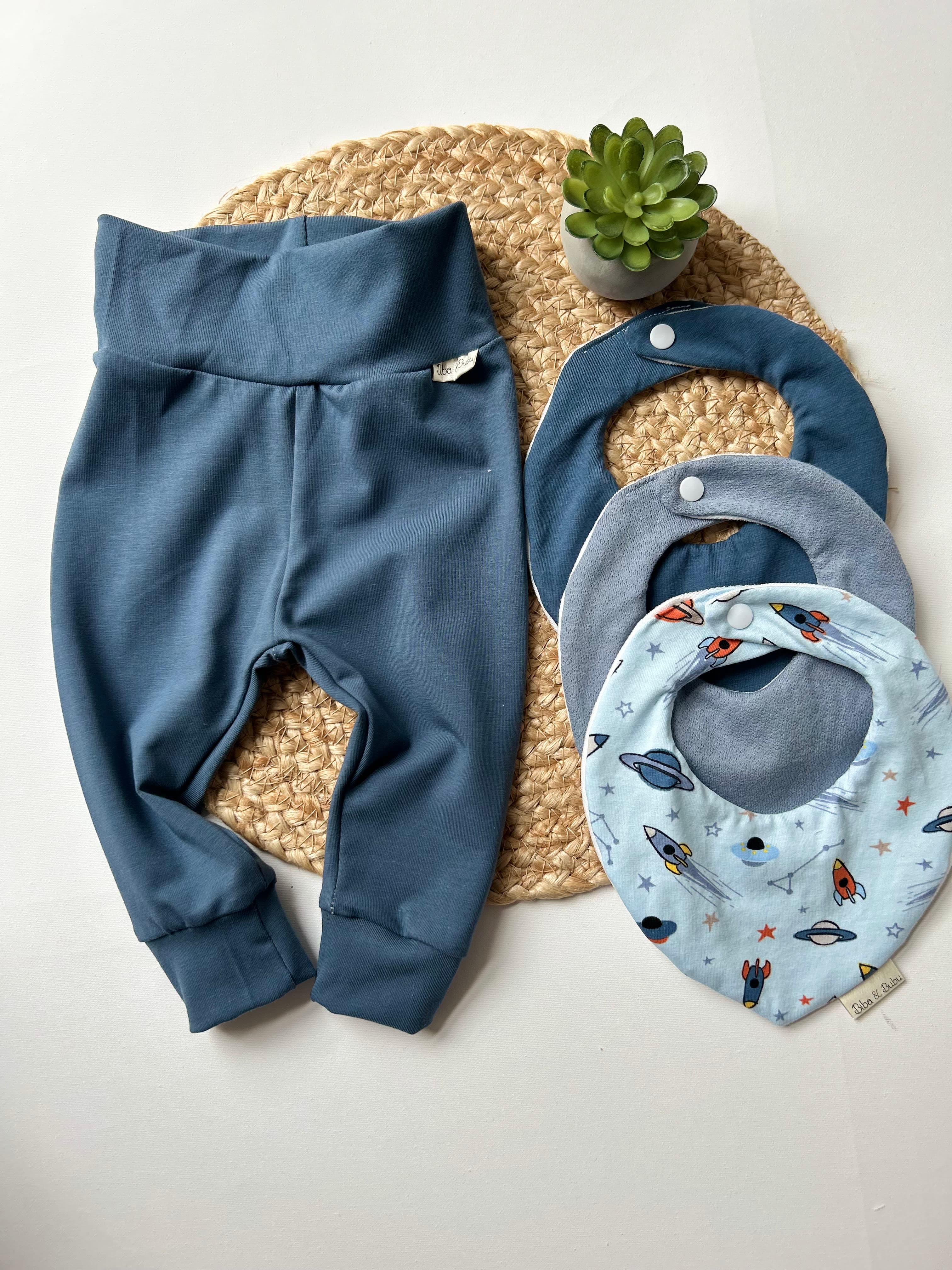 KOMPLET 3 SLINČKI + HLAČE ZA DOJENČKA - modra vesolje
