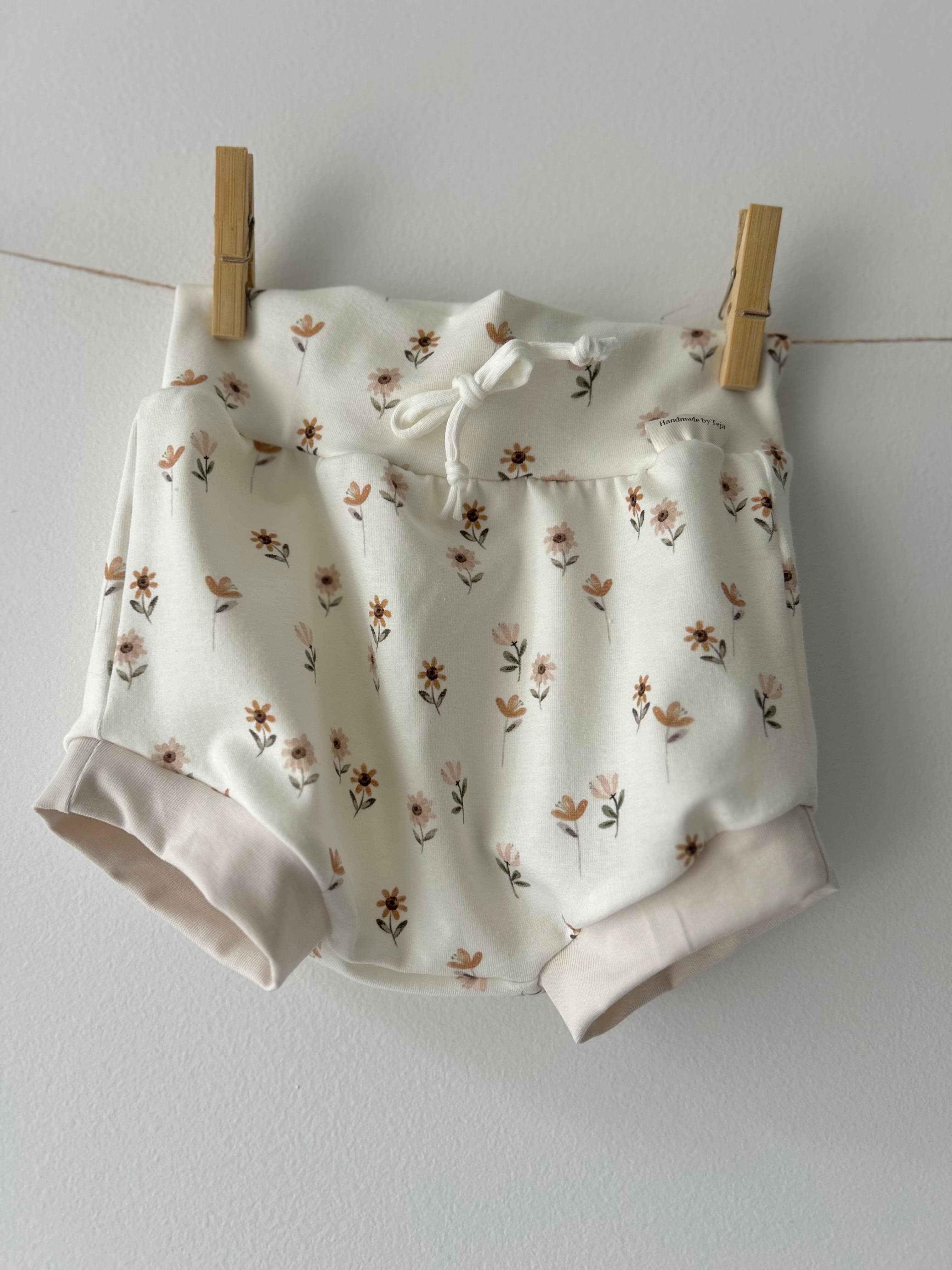 KRATKE HLAČE ZA DOJENČKE - rožoce na svetli podlagi