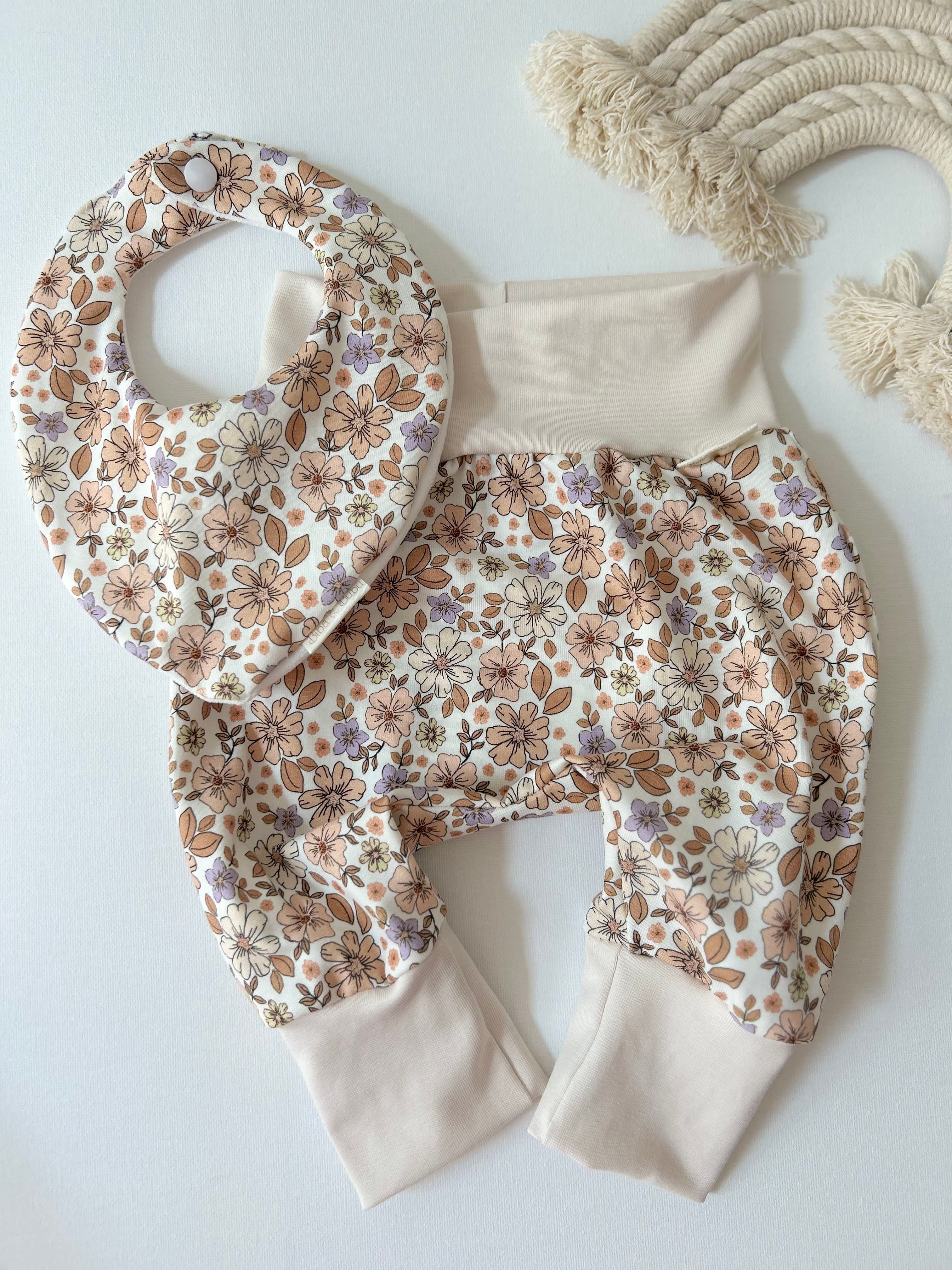KOMPLET ZA DOJENČKA HLAČE + SLINČEK - nežno cvetje