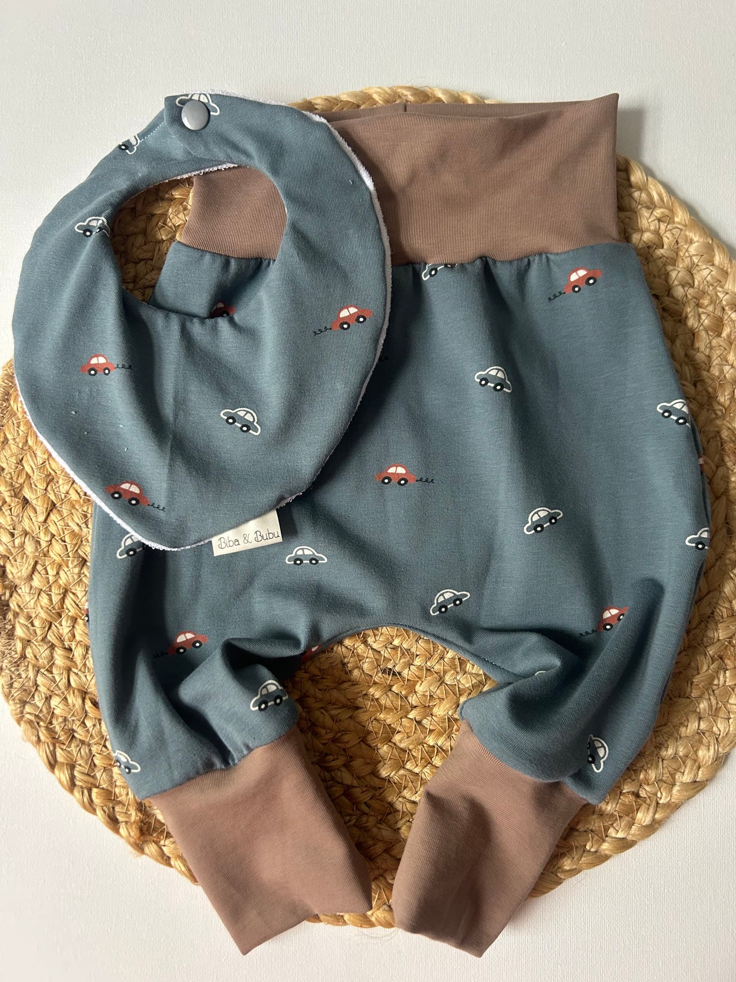 KOMPLET BAGGY DOLGE HLAČE IN SLINČEK - avtomobili