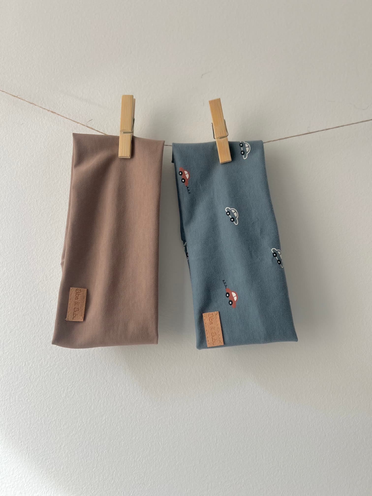 SET 2 TRAKOV ZA UŠESA - RJAV IN MODER Z AVTOMOBILI