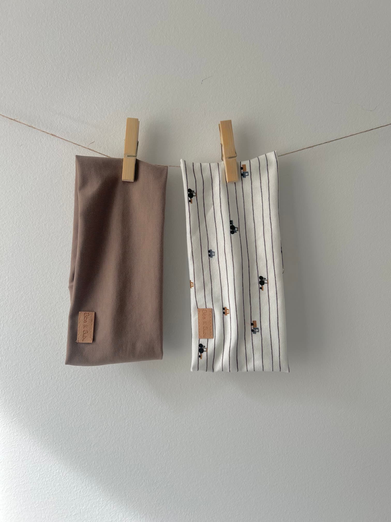 SET 2 TRAKOV ZA UŠESA - RJAV IN BEL Z VOZILI